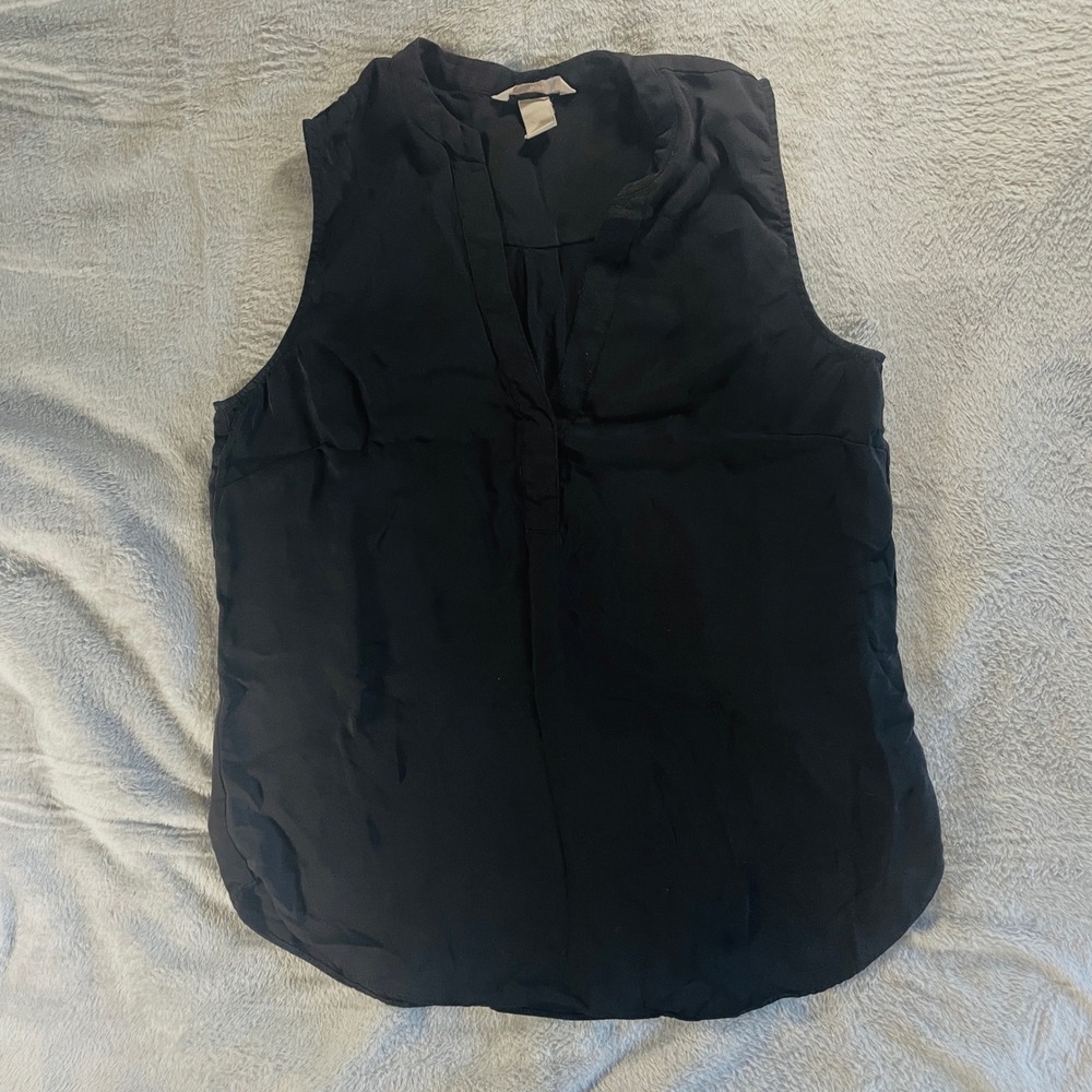 H&M Black Sleeveless V Neck Blouse Mandarin Collar Curved‎ Hem Size 10